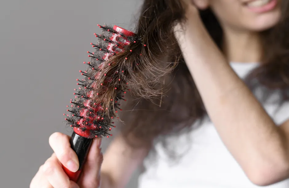 Aşırı Saç Dökülmesi Neden Olur ve Tedavi Yöntemleri Nelerdir?